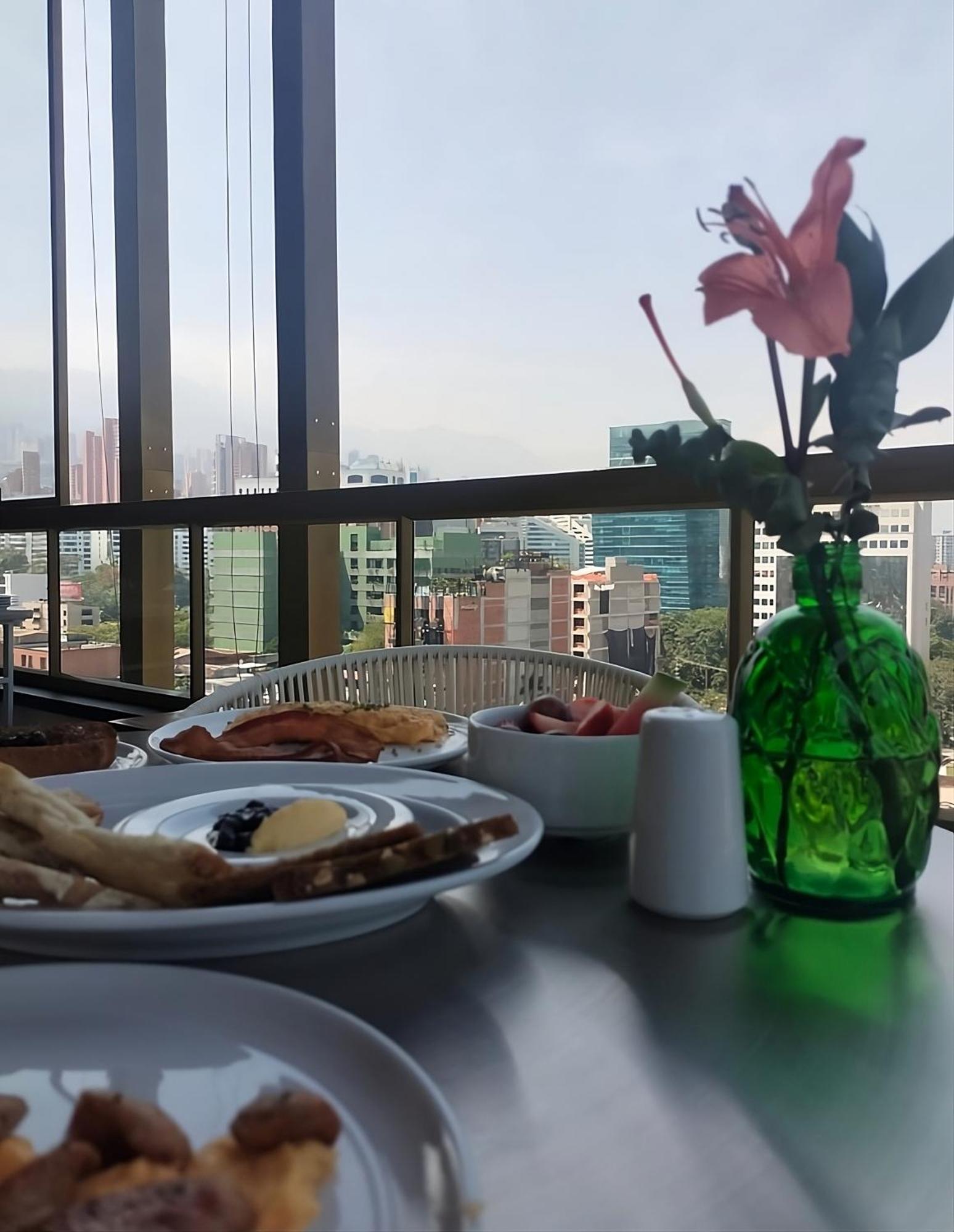 Golden Valley Hotel 麦德林 外观 照片
